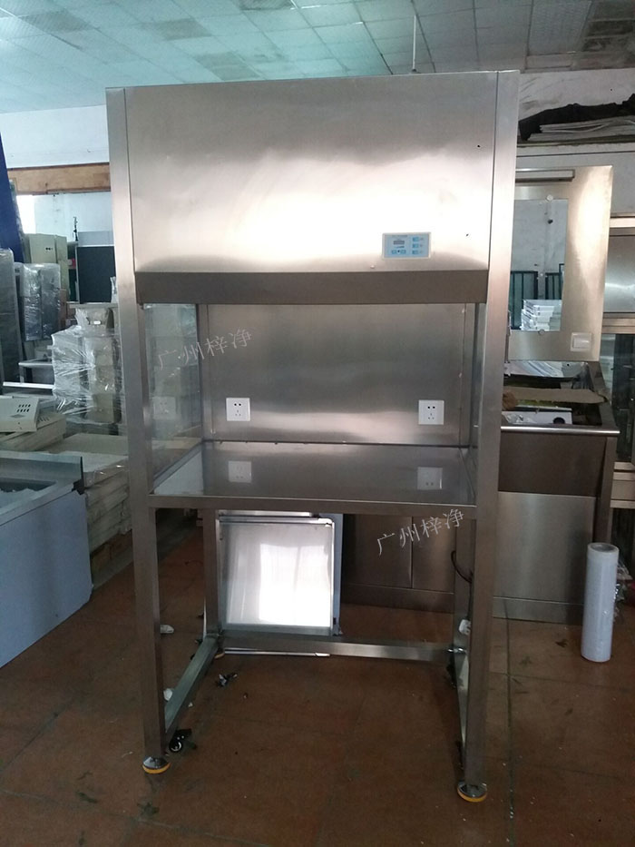 升降門超凈工作臺又稱為升降門潔凈工作臺、推拉門超凈工作臺、無菌工作臺