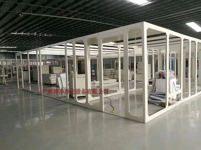 千級(jí)潔凈棚配備FFU高效空氣過濾器系統(tǒng)，能夠持續(xù)凈化空氣，確保手術(shù)室內(nèi)的塵埃和微生物數(shù)量低于標(biāo)準(zhǔn)。