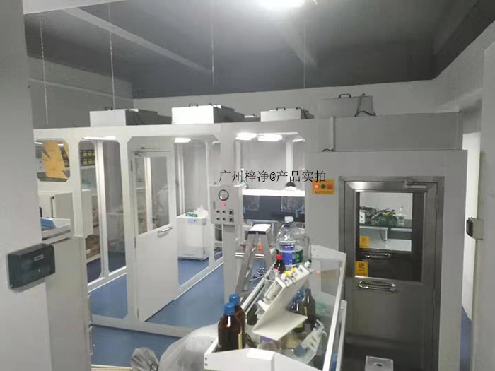 潔凈棚廣泛應用于電子、醫藥、食品、化妝品等行業，旨在為生產、實驗和研究提供無塵、無菌、恒溫恒濕的操作環境。